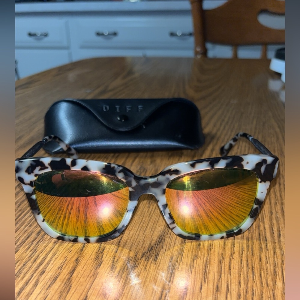 Diff Eyewear: “Bella” Square Polarized Cream Tortoise W/ Pink Mirror Sunglasses